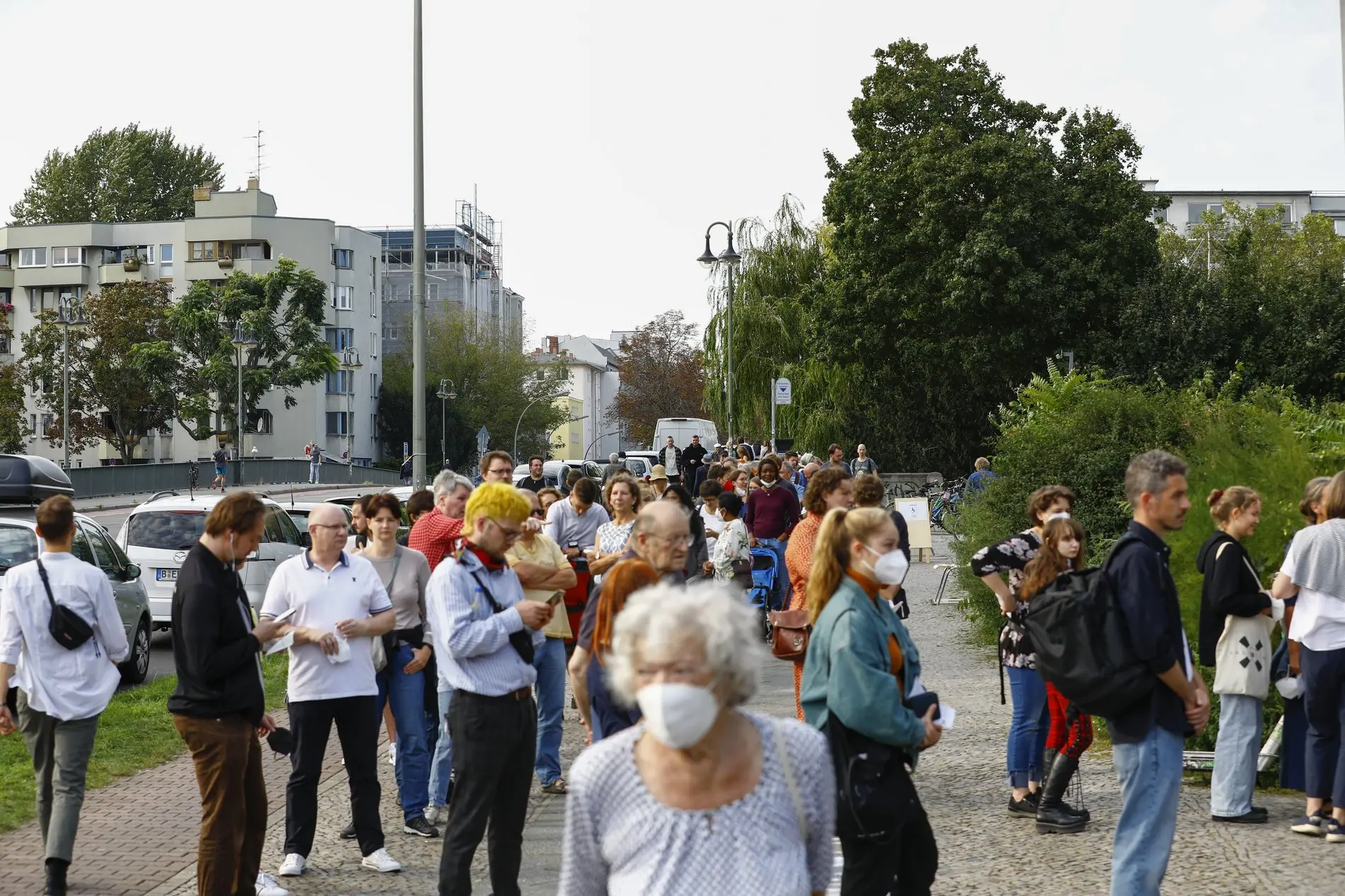 Wähler stehen bei der Bundestagswahl am 26. September 2021 in einer Schlange vor einem Berliner Wahllokal. Wartende Wähler bei der Bundestagswahl 2021 vor einem Berliner Wahllokal.