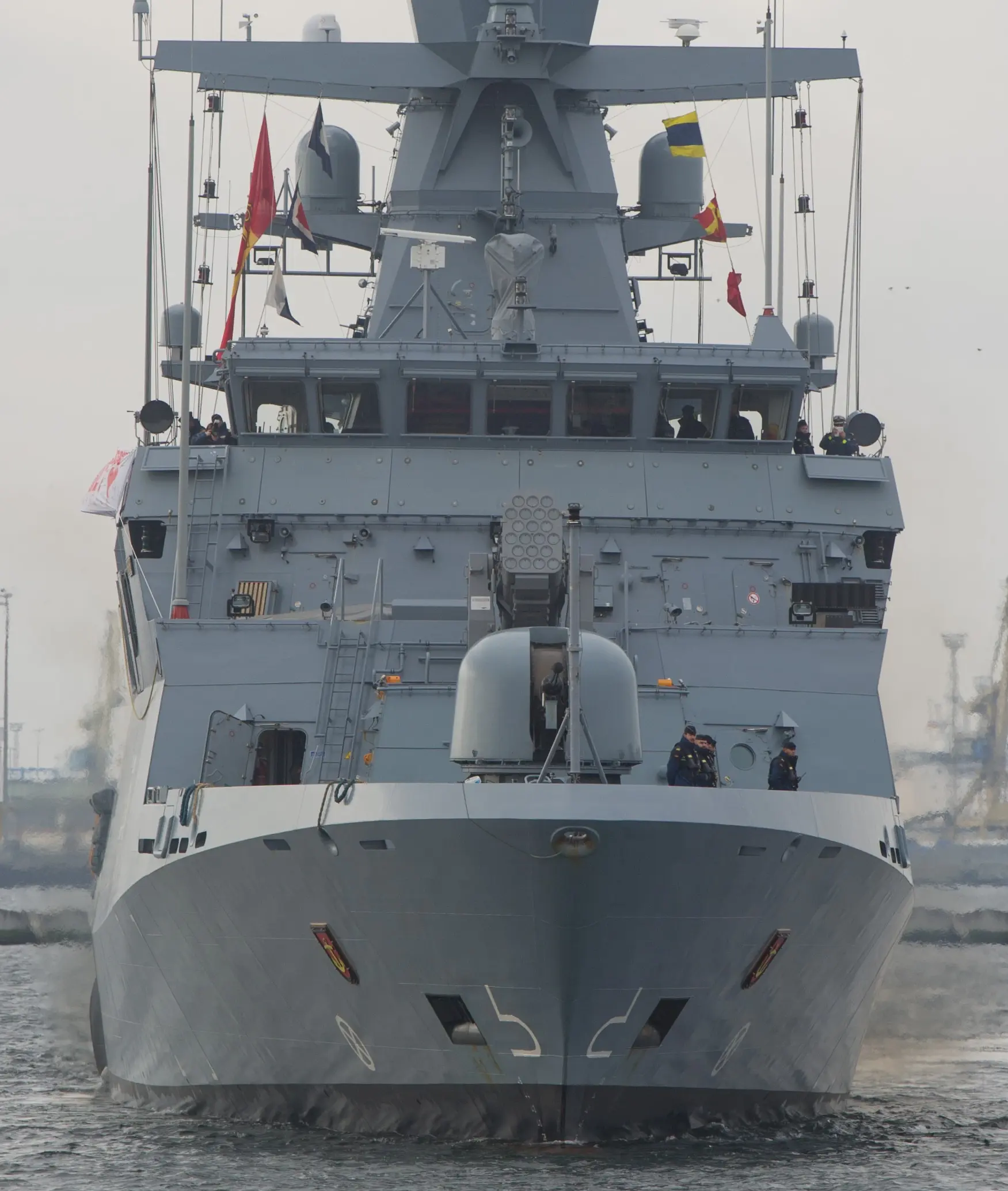 Die Korvette "Ludwigshafen am Rhein" läuft in ihren Heimathafen Rostock-Warnemünde ein.