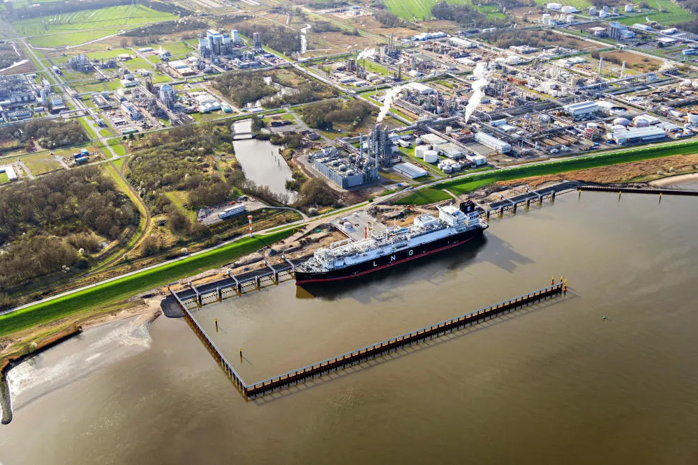 Wirtschaftsetat Wasserbrücke mit Leitungssystemen des LNG Erdgas- und Flüssiggas-Terminal