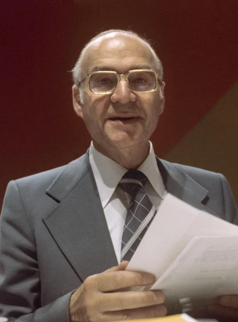 Wilhelm Dröscher mit Papier in der Hand