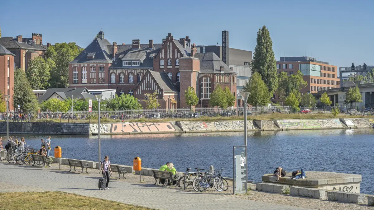Blick auf das Alexanderufer mit Altbauten der Charité und dem Medizinhistorischen Museum.