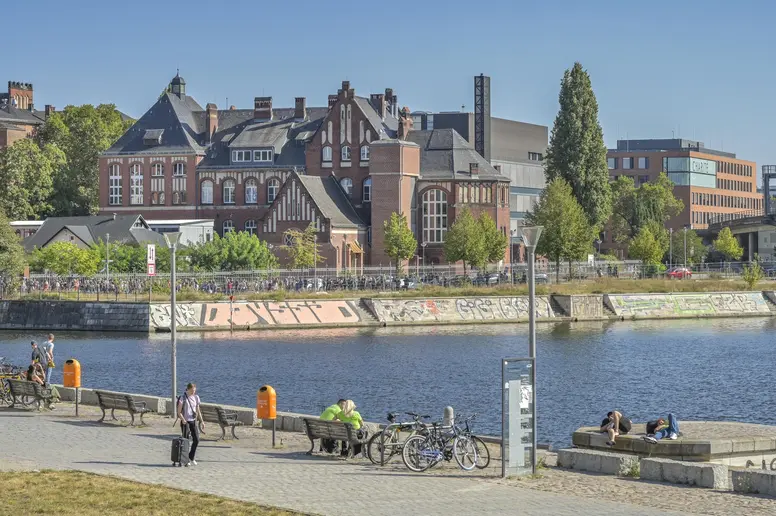 Blick auf das Alexanderufer mit Altbauten der Charité und dem Medizinhistorischen Museum.