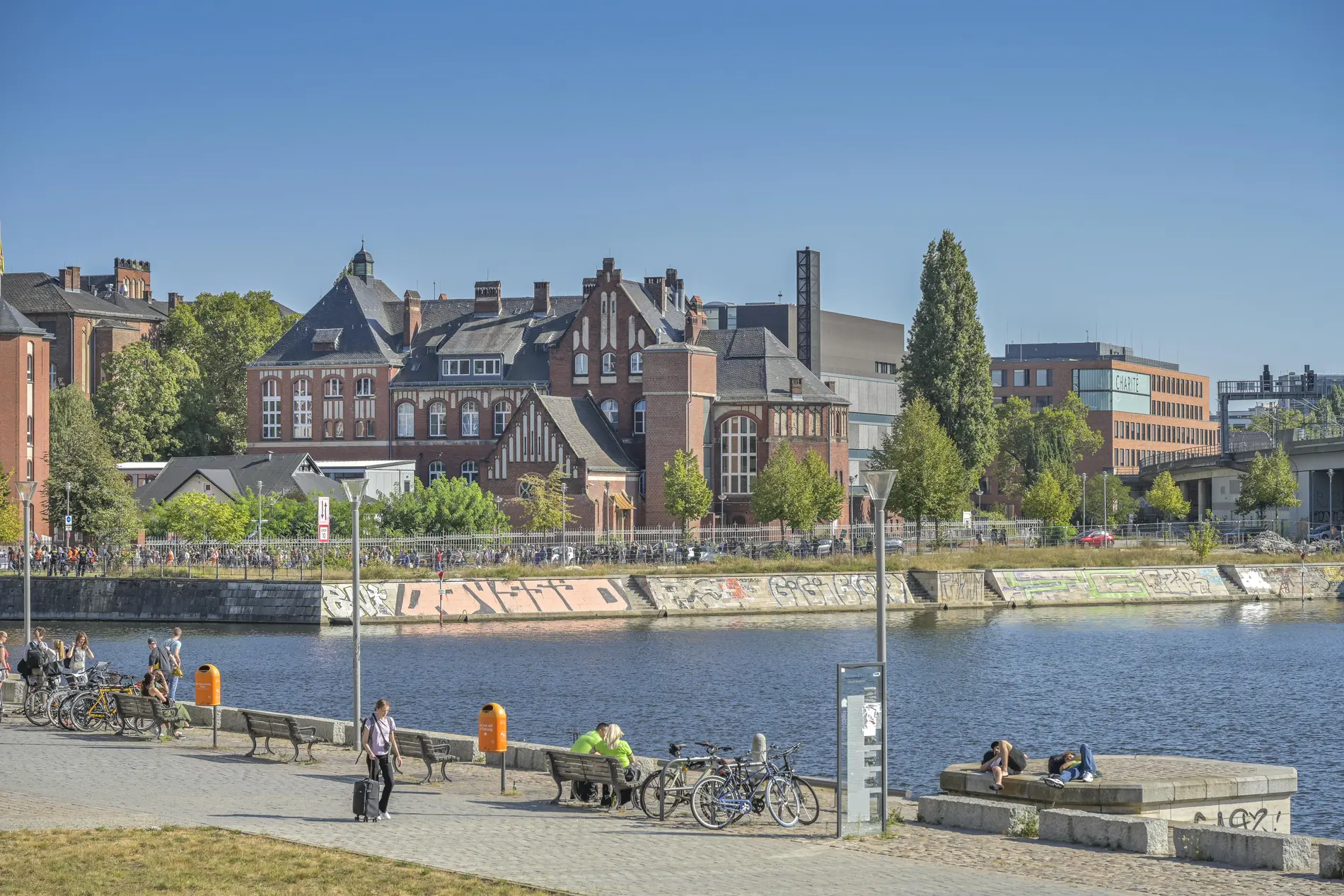 Medizinhistorisches Museum Charité Berlin Alexanderufer mit Altbauten der Charité und dem Medizinhistorischen Museum.