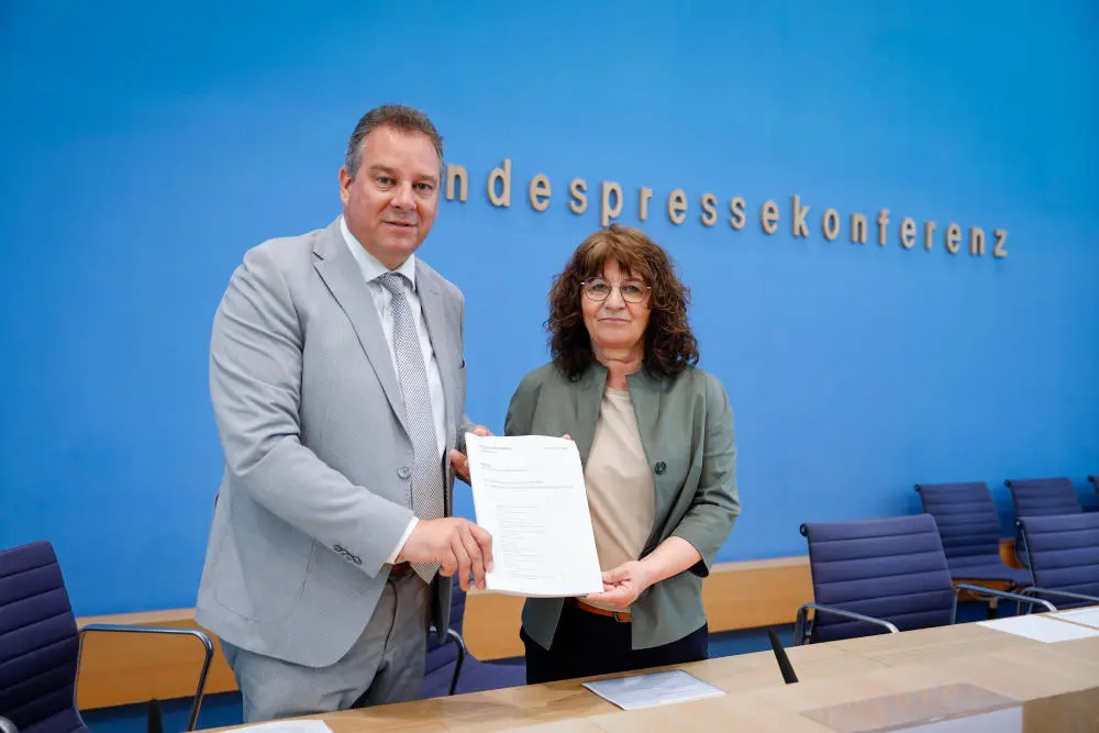 Martina Stamm-Fibich (SPD) und Andreas Mattfeldt (CDU) bei der Übergabe des Jahresberichts des Petitionsausschusses Martina Stamm-Fibich (SPD) und Andreas Mattfeldt (CDU) bei der Übergabe des Jahresberichts des Petitionsausschusses
