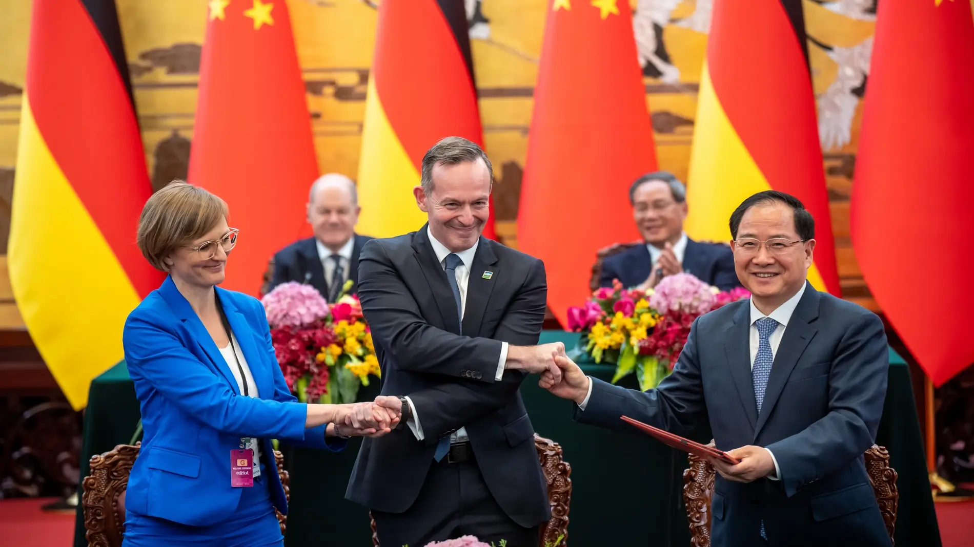 Wissing und Brantner in China Volker Wissing und Franziska Brantner geben Jin Zhuanglong in China die Hand