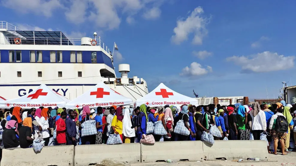 Gruppe von Migranten warten auf der Insel LampedusaGruppe von Migranten warten auf der Insel Lampedusa