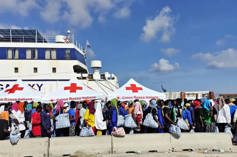 Gruppe von Migranten warten auf der Insel LampedusaGruppe von Migranten warten auf der Insel Lampedusa