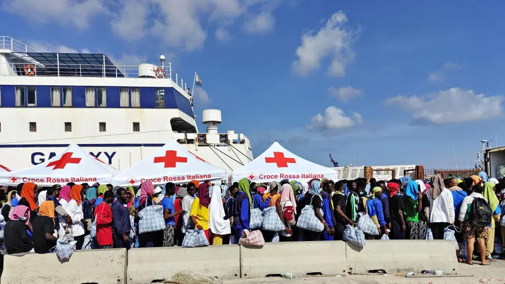 Lampedusa Gruppe von Migranten warten auf der Insel LampedusaGruppe von Migranten warten auf der Insel Lampedusa