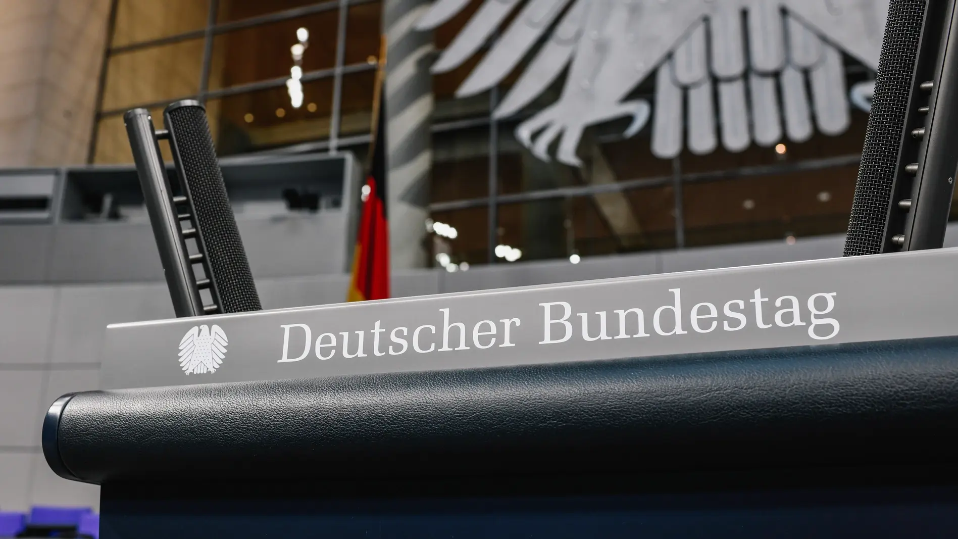Am Rednerpult des Bundestages Nahaufnahme des Rednerpultes im Deutschen Bundestag
