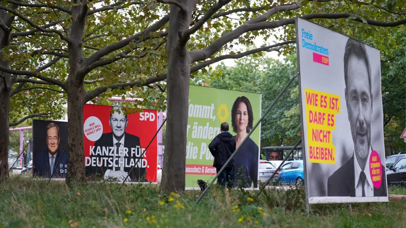 Wahlplakate der Union mit Armin Laschet, der SPD mit Olaf Scholz, von Bündnis 90/Die Grünen mit Annalena Baerbock und der FDP mit Christian Lindner stehen in einer Reihe.
