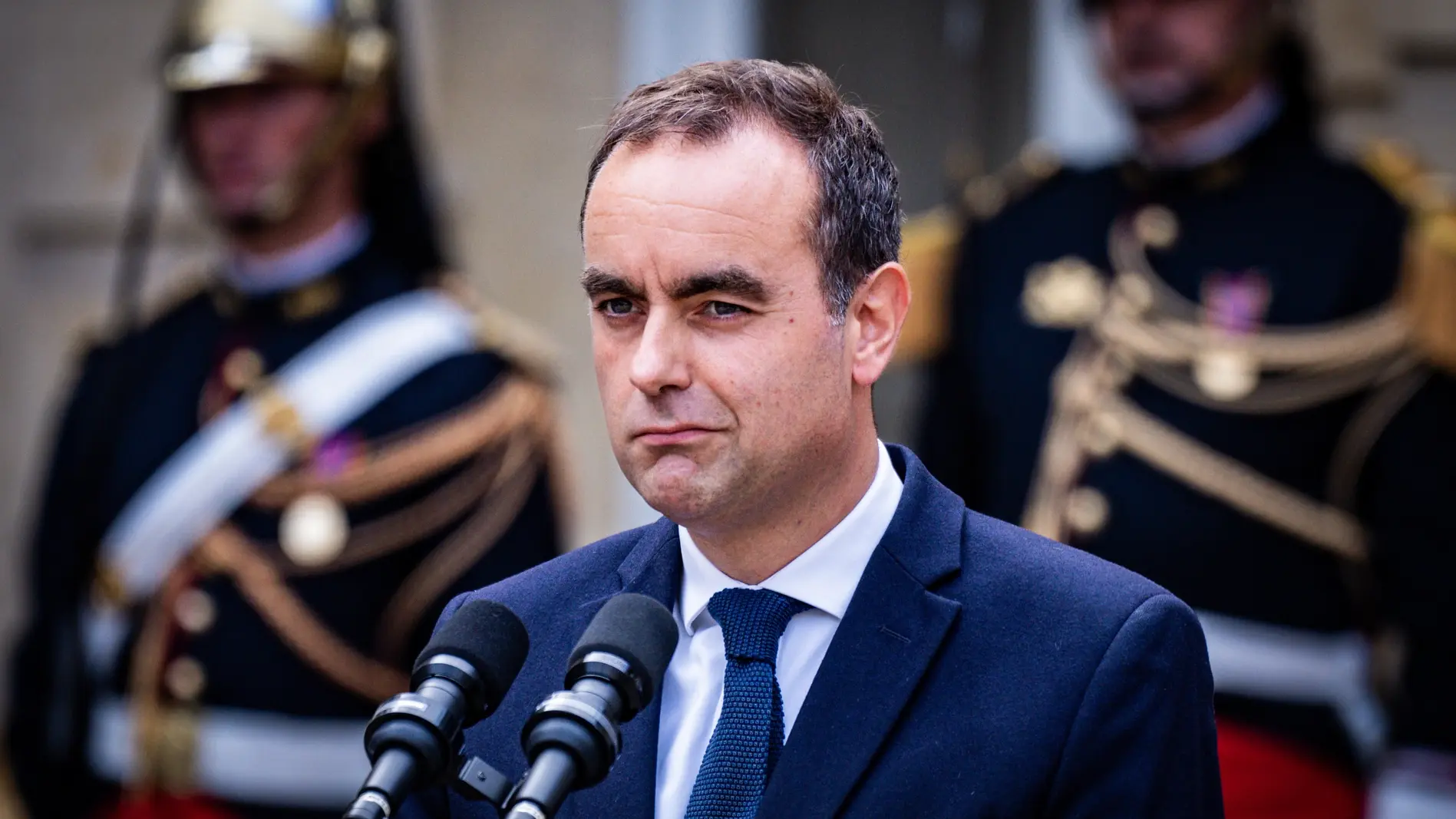 Sébastien Lecornu am Mikrofon