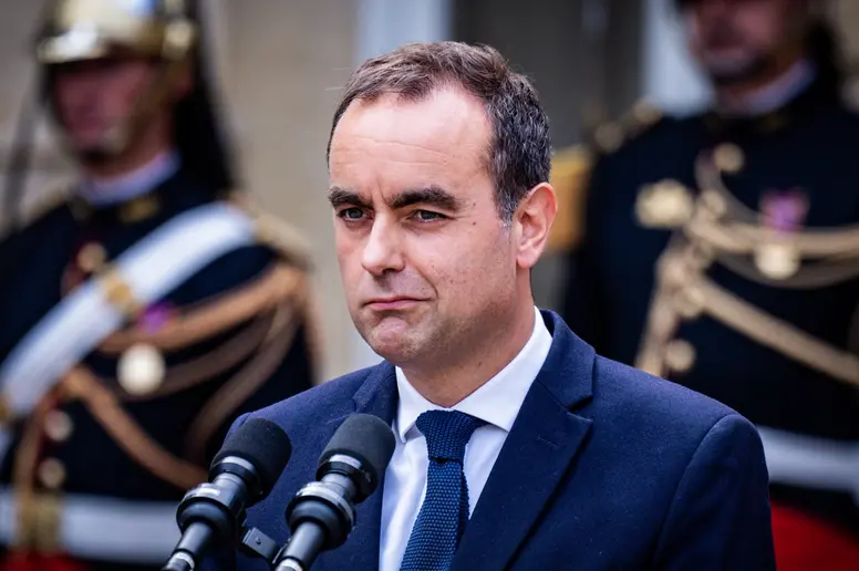 Sébastien Lecornu am Mikrofon