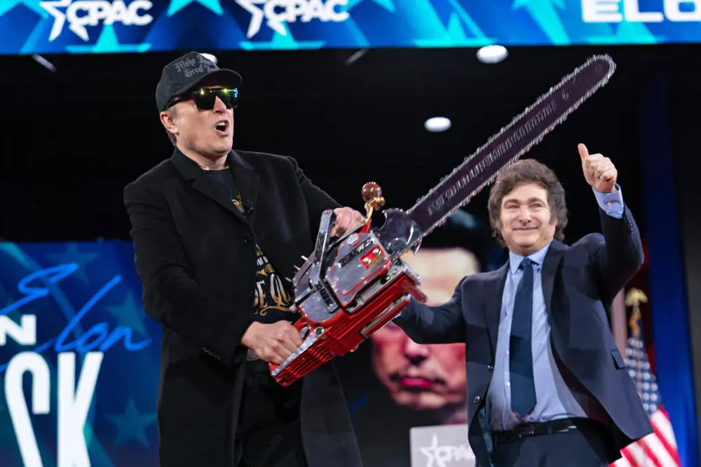 Elon Musk mit einer Kettensäge