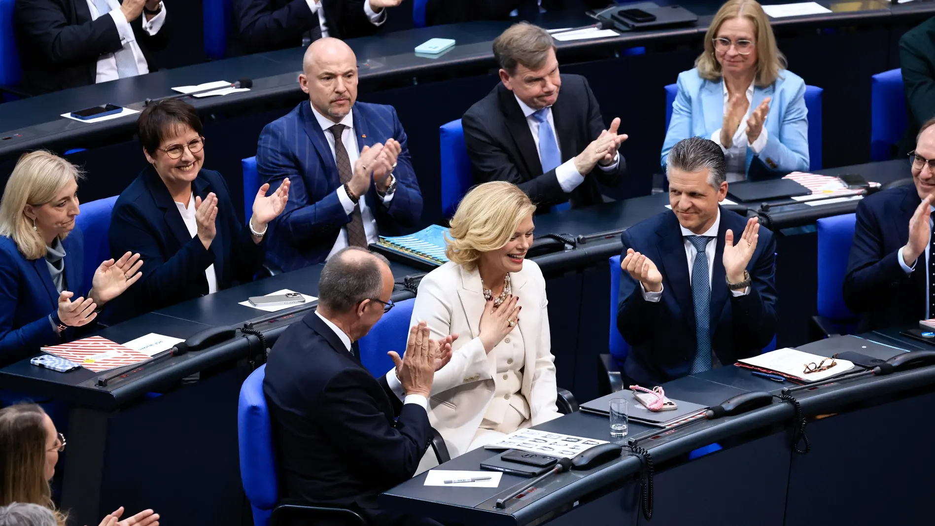 Julia Klöckner Julia Klöckner wird von ihrer Fraktion beklatscht