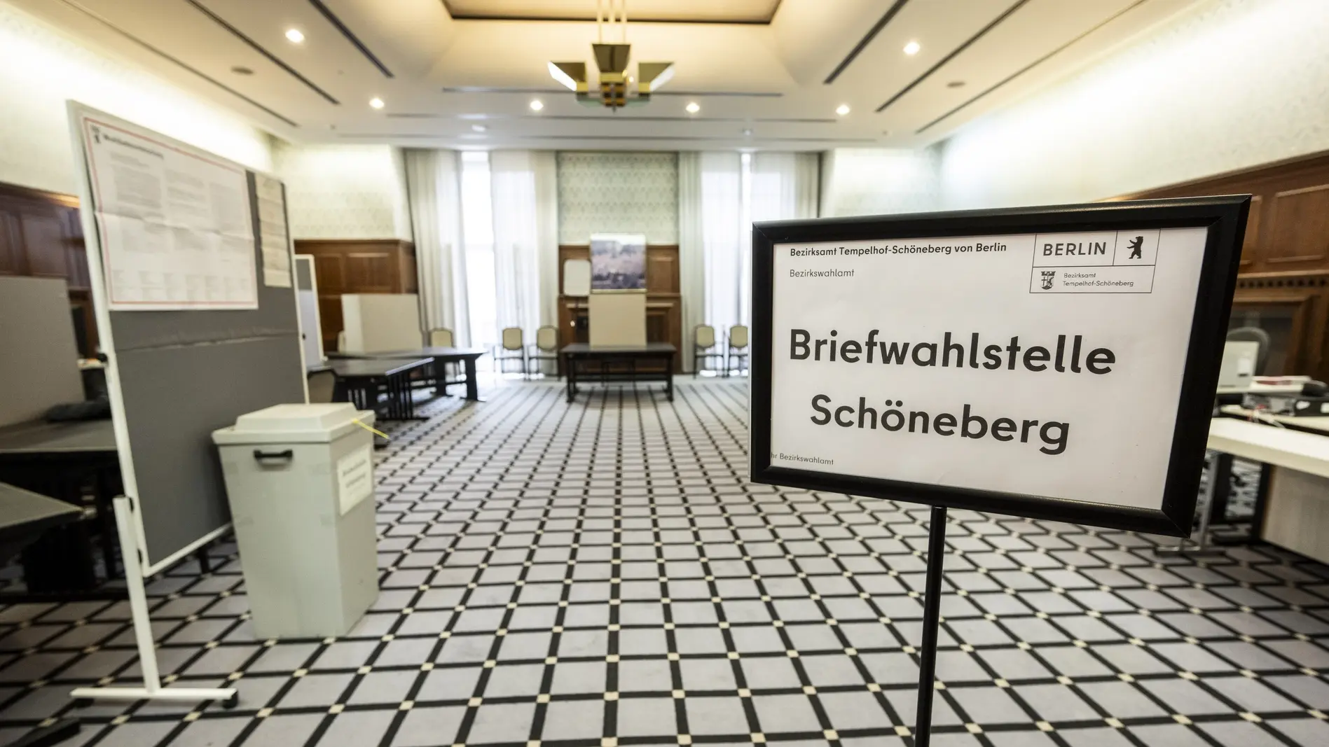 Bundestagswahl 2025 Briefwahlstelle im Rathaus Schöneberg