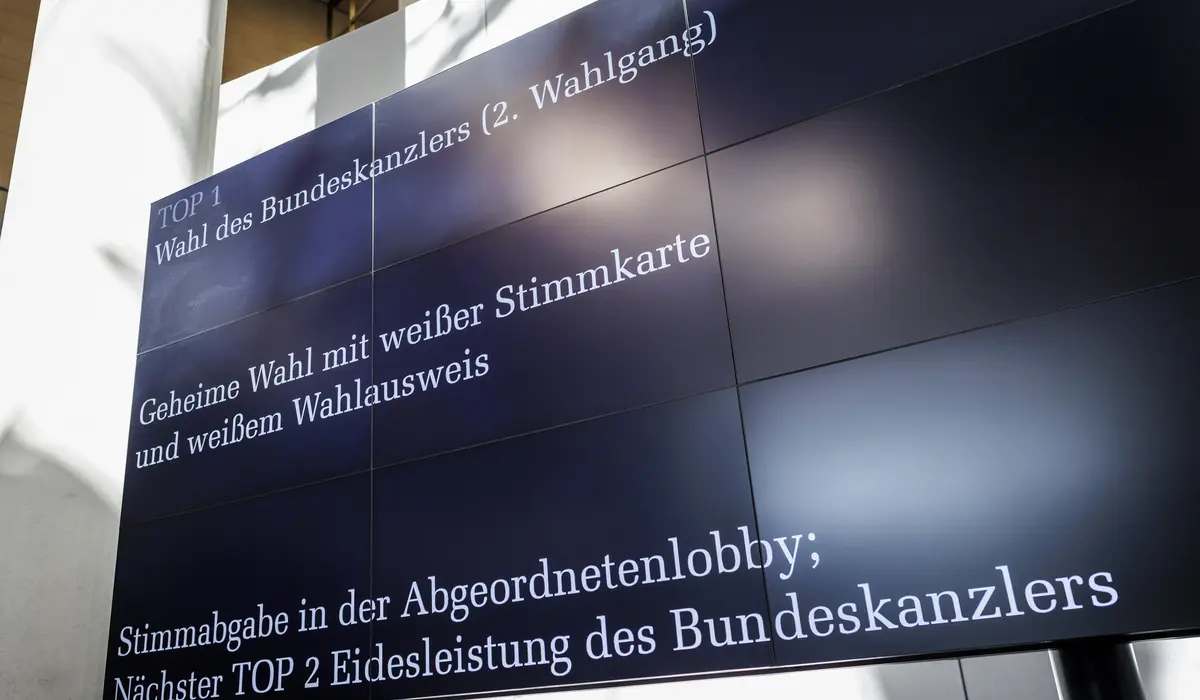 Blick auf die Anzeige samt Tagesordnung im Plenum
