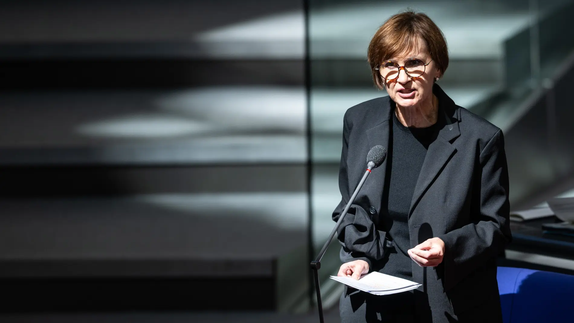 Bettina Stark-Watzinger mit Mikrofon im Bundestag