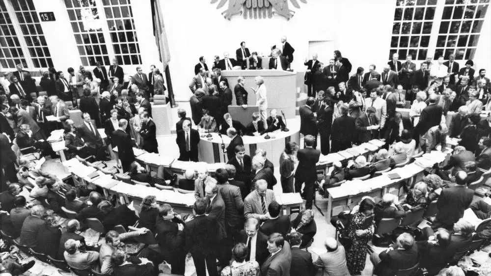 Das Bild zeigt die Abstimmung im Bundestag 1991 über den künftigen Parlamentssitz.