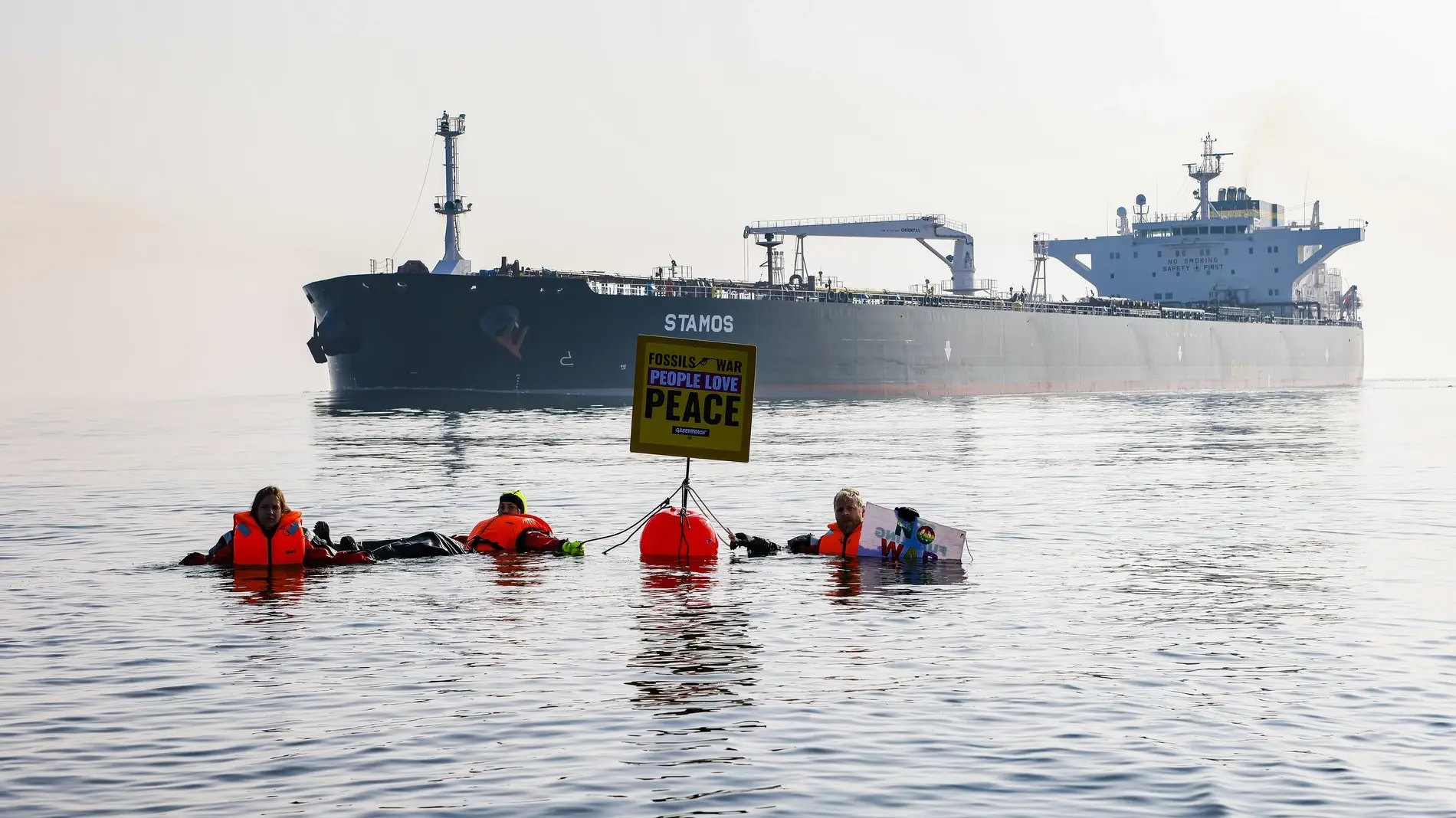 Aktivisten der Umweltorganisation Greenpeace demonstrieren in der Ostsee vor einem Schiff, das russisches Öl transportiert.