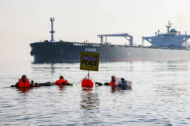 Aktivisten der Umweltorganisation Greenpeace demonstrieren in der Ostsee vor einem Schiff, das russisches Öl transportiert.