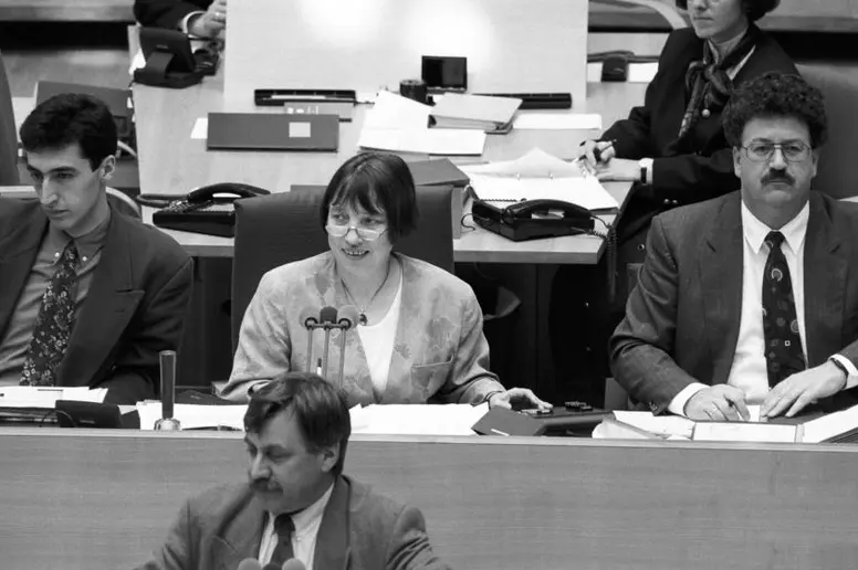 Antje Vollmer leitet im Mai 1995 eine Sitzung des Bundestages in Bonn