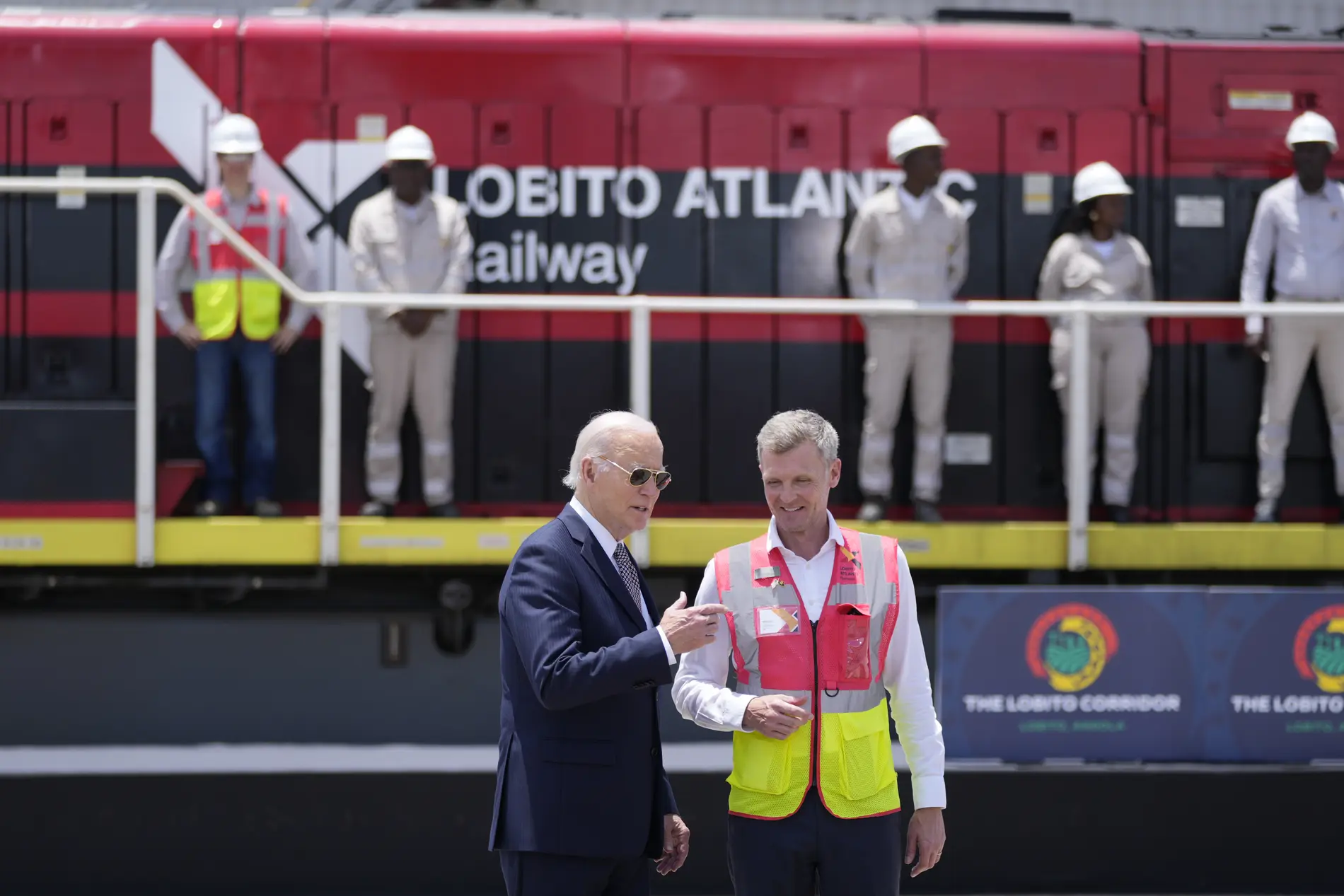 Joe Biden zu Besuch im Hafen von Angola Joe Biden zu Besuch im Hafen von Angola