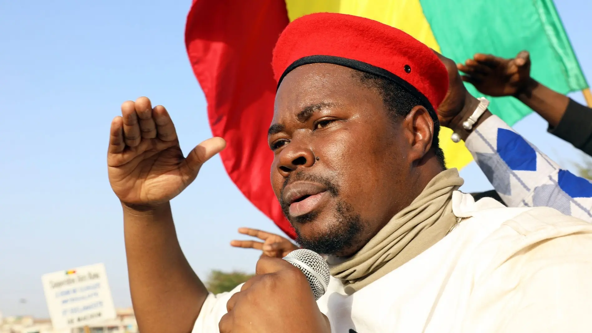 Adama Ben Diarra Adama Ben Diarra spricht während einer Demonstration zu seinen Anhängern.