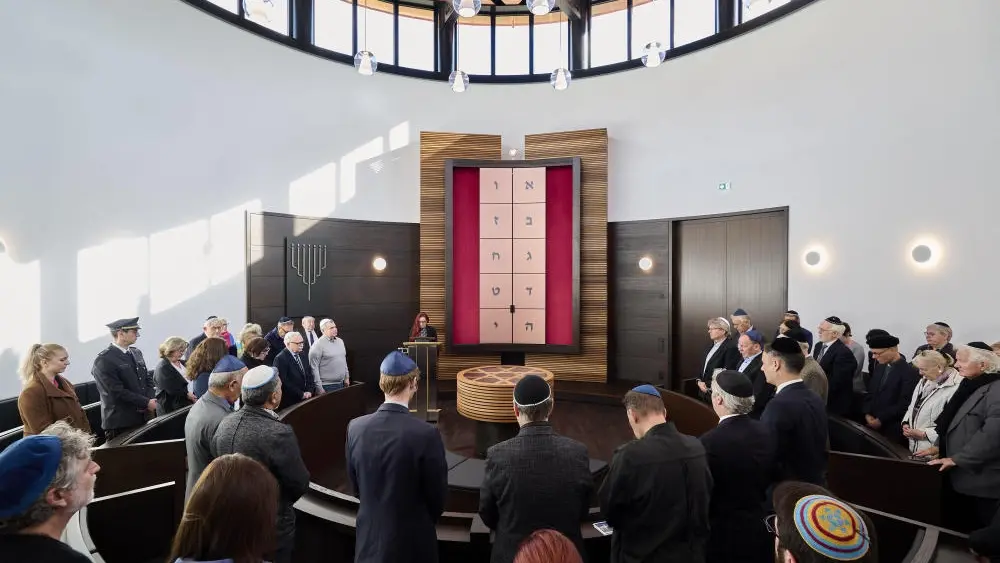 Eine neue Synagoge für Dessau Foto der Einweihung einer neuen Synagoge in Dessau