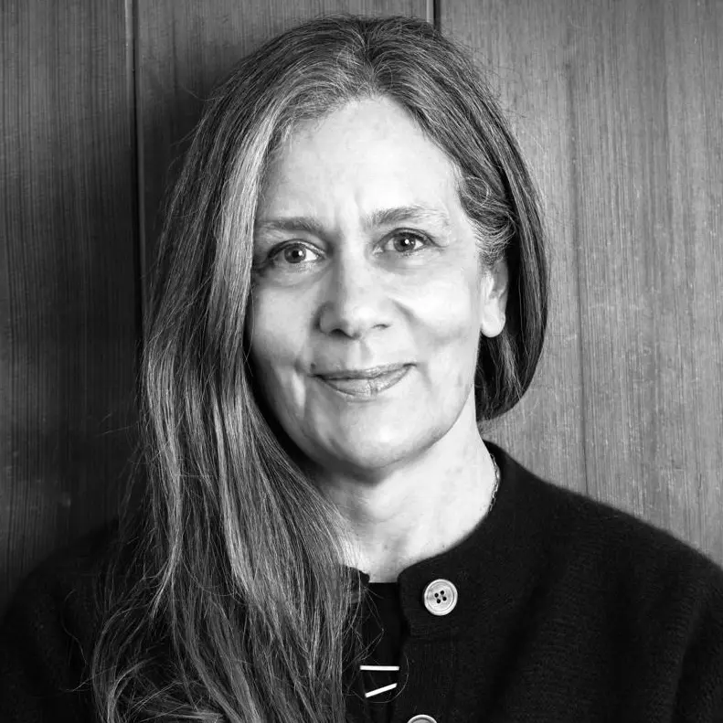 Claire Dederer Schwarz-weiß Porträt von Claire Dederer mit offenen Haaren, leichtes Lächeln