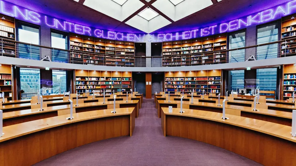 Die Bibliothek des Deutschen Bundestages Blick in die Bundestagsbibliothek