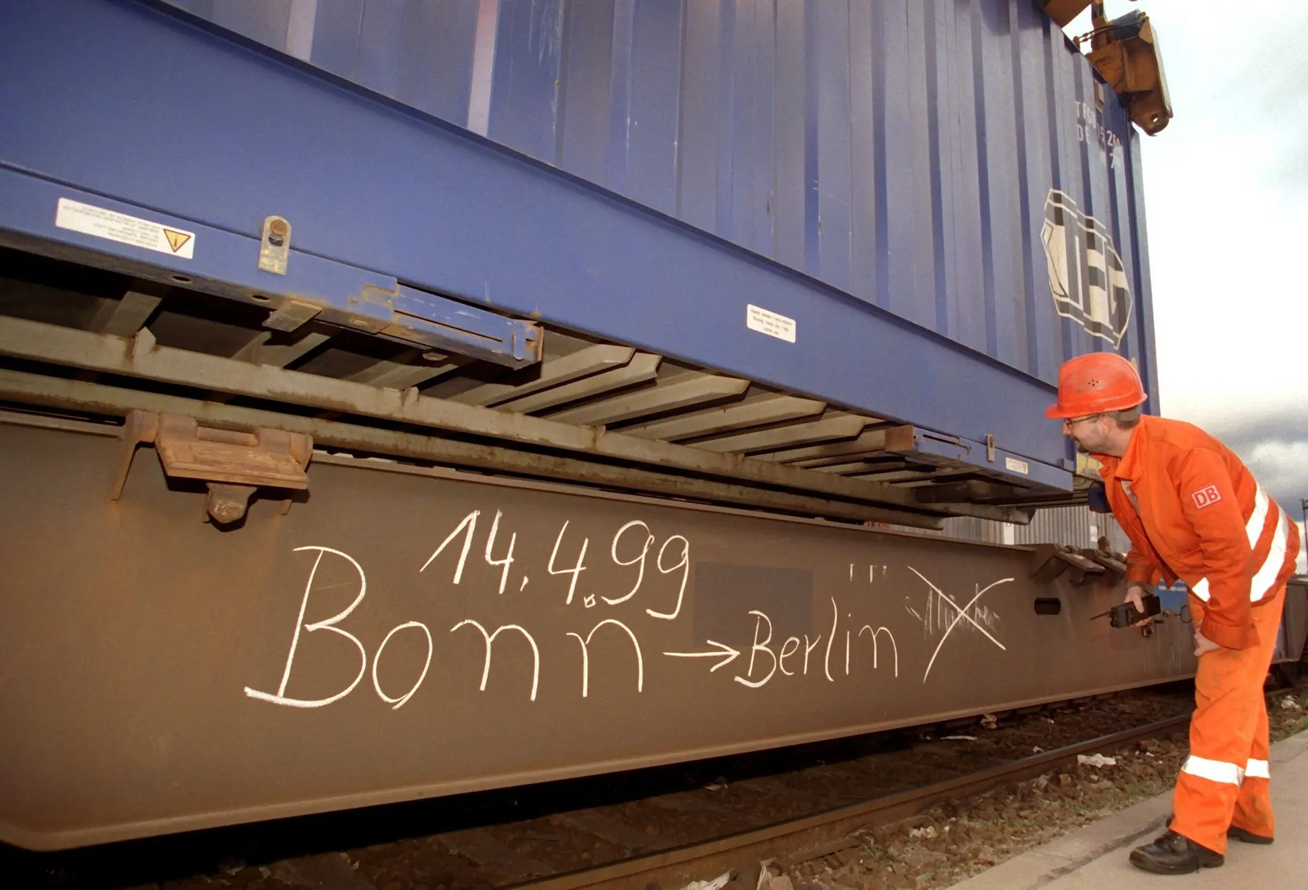 Berlin/Bonn-Gesetzes Mobiliar und Akten aus Bonner Ministerien auf dem