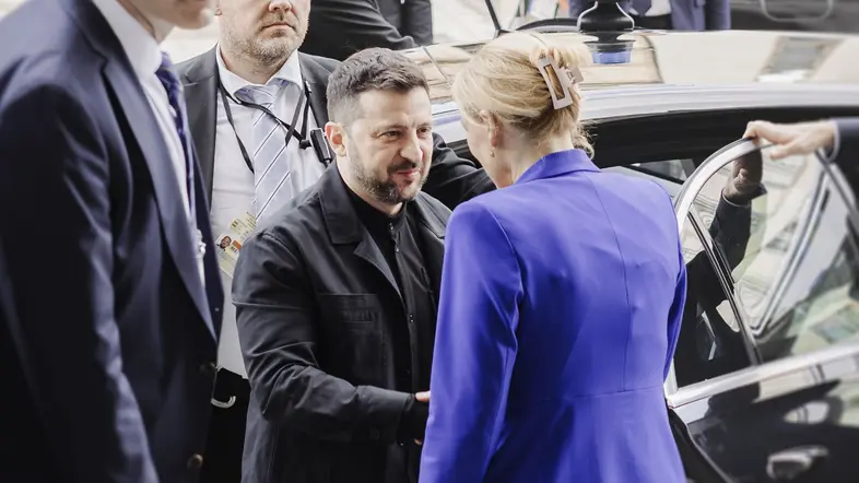 Julia Klöckner schüttelt Wolodymyr Selenskyj die Hand