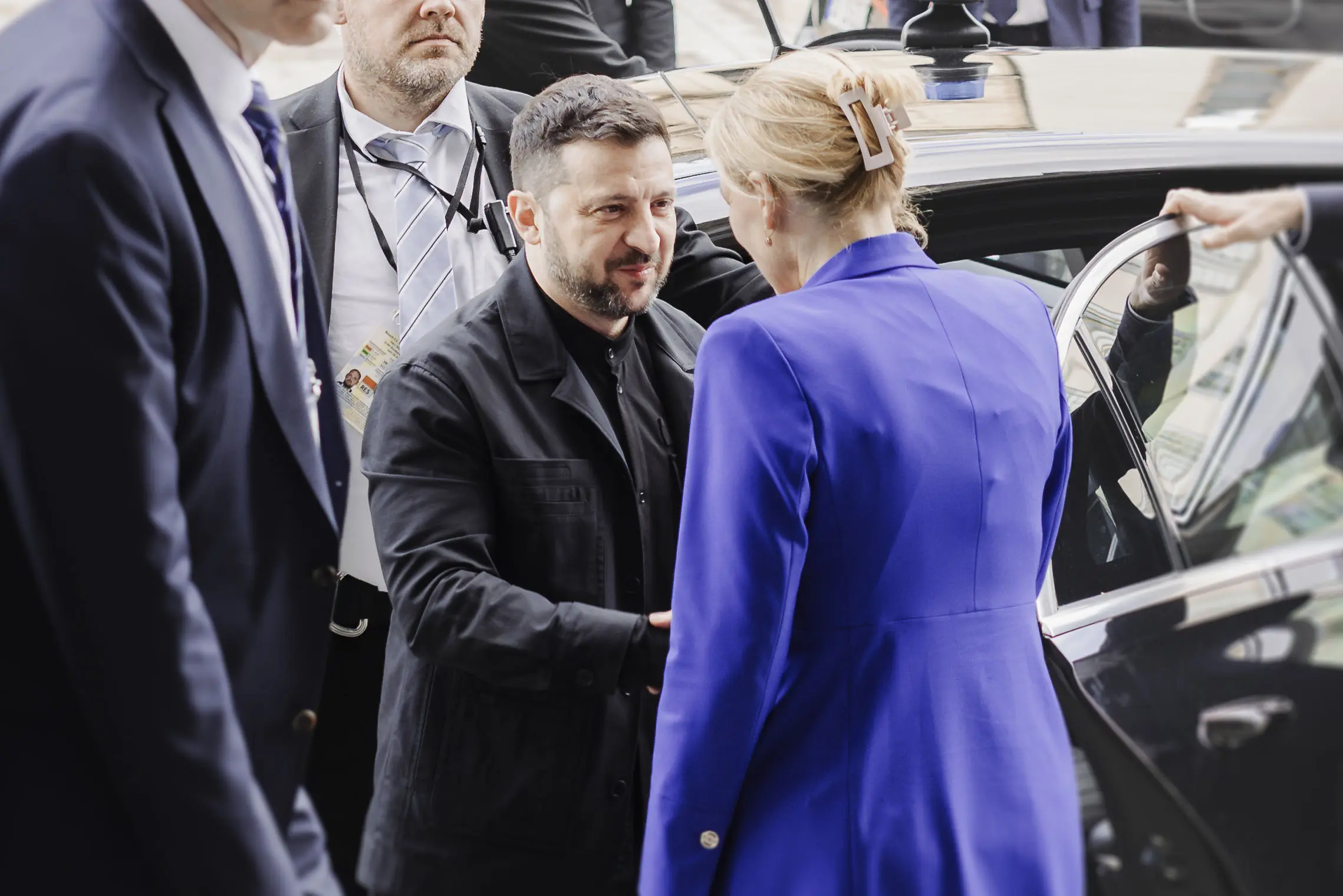 Julia Klöckner schüttelt Wolodymyr Selenskyj die Hand