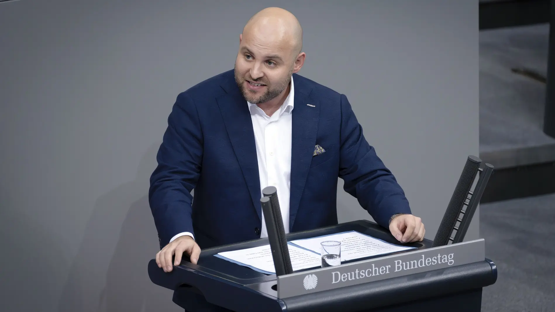 Markus Frohnmaier spricht bei der Plenarsitzung im Deutschen Bundestag.