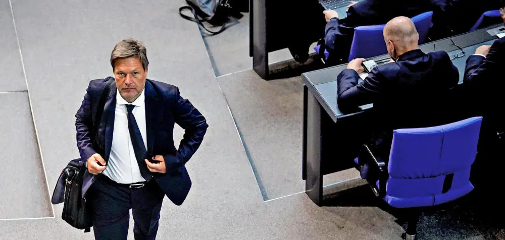 Klimaschutzminister Robert Habeck Habeck läuft schnellen Schrittes aus dem Plenarsaal, aufgenommen von oben.