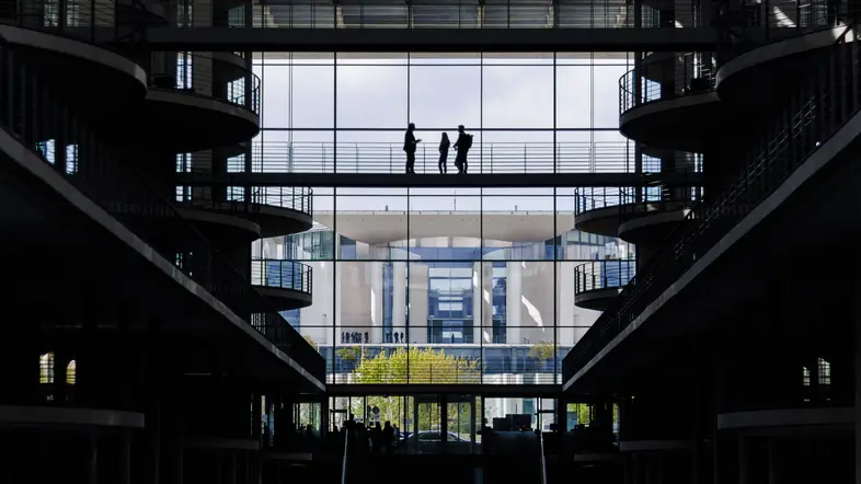 Eine Hallenbrücke im Paul-Löbe-Haus. Im Hintergrund ist das Kanzleramt zu sehen.