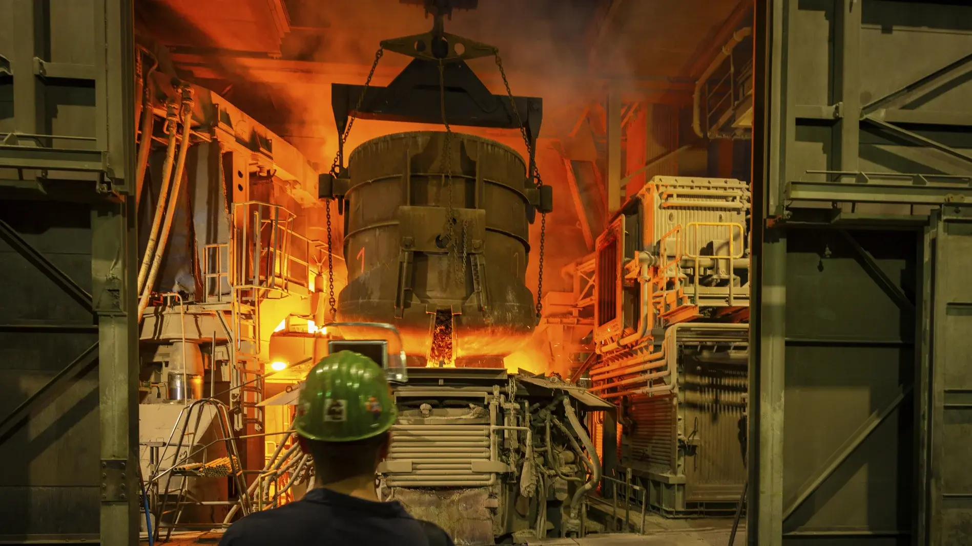 Während der Beschickung eines Elektohochofens