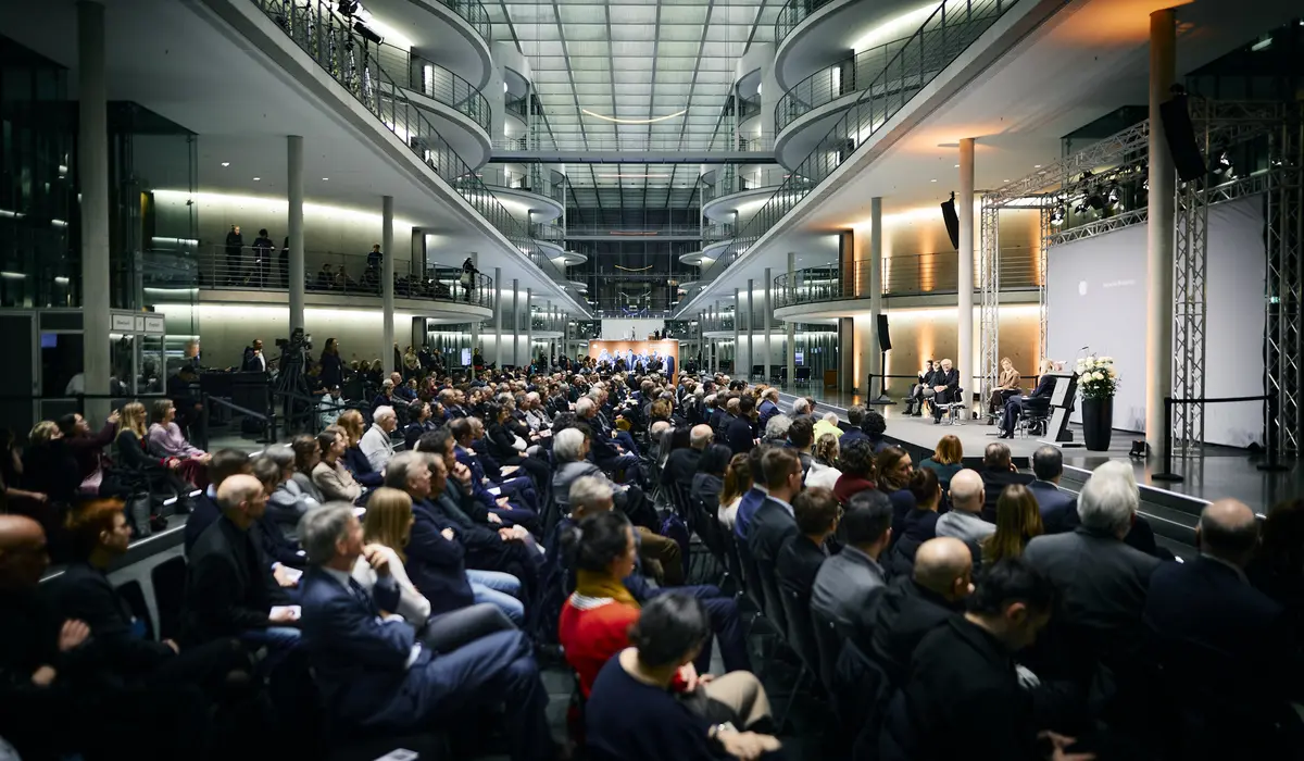 Übersicht über die Veranstaltung mit Publikum, Bühne und Ausstellung