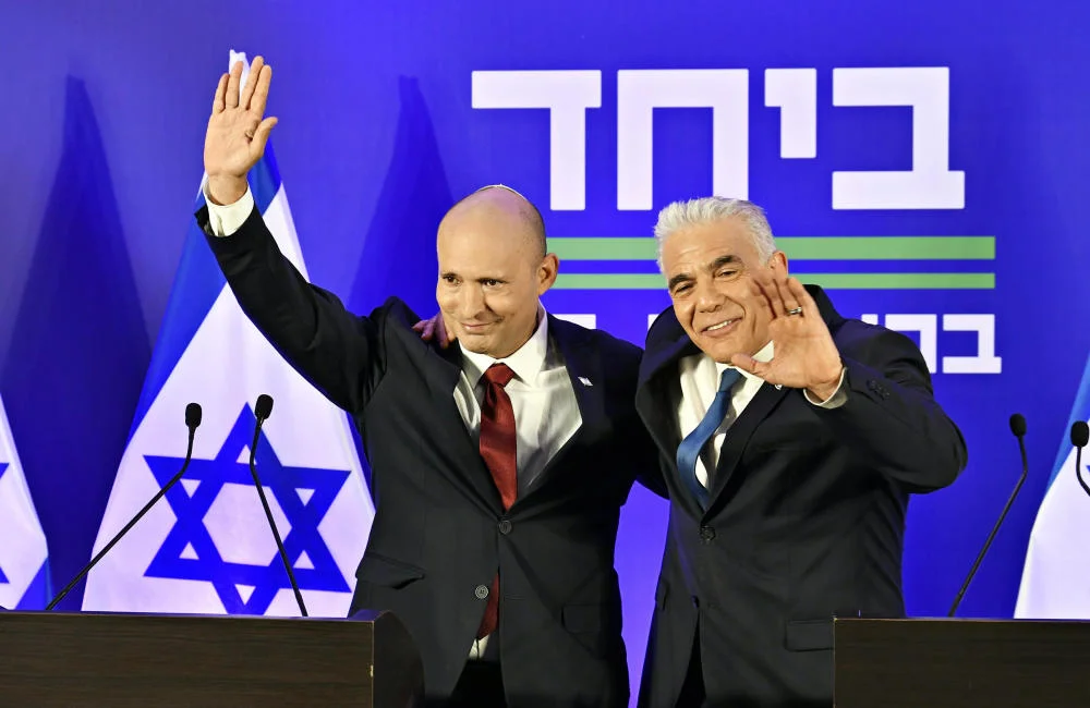  Yair Lapid und Naftali Bennett winken gemeinsam