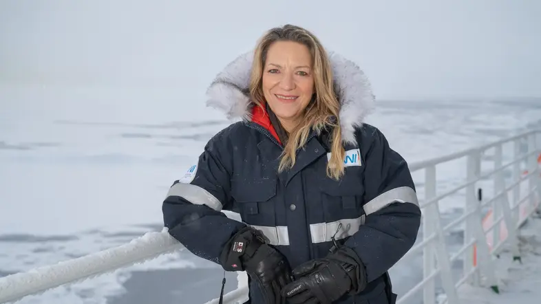 Porträt von Antje Boetius vor Eisbergen