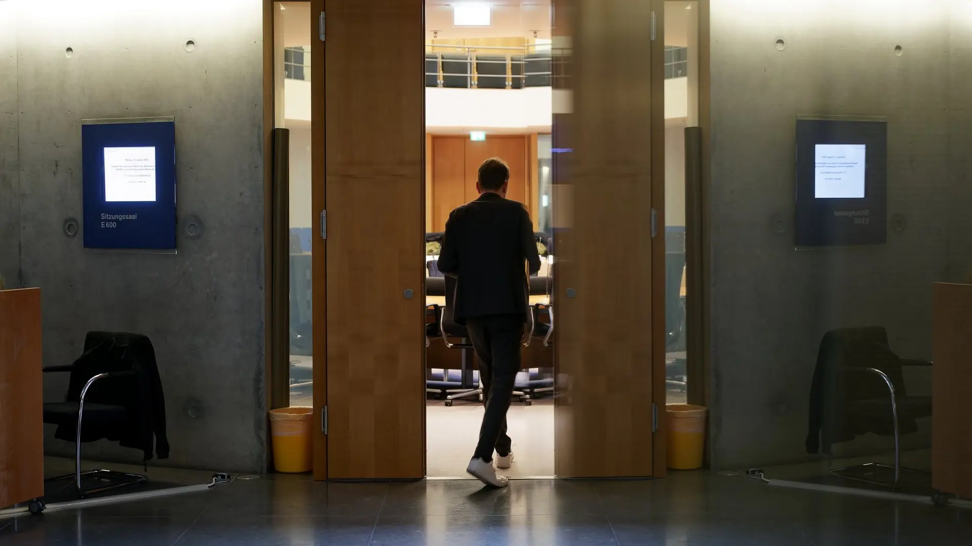 Eine Person betritt den Eingang des Sitzungsaals E600 im Paul-Löbe-Haus.