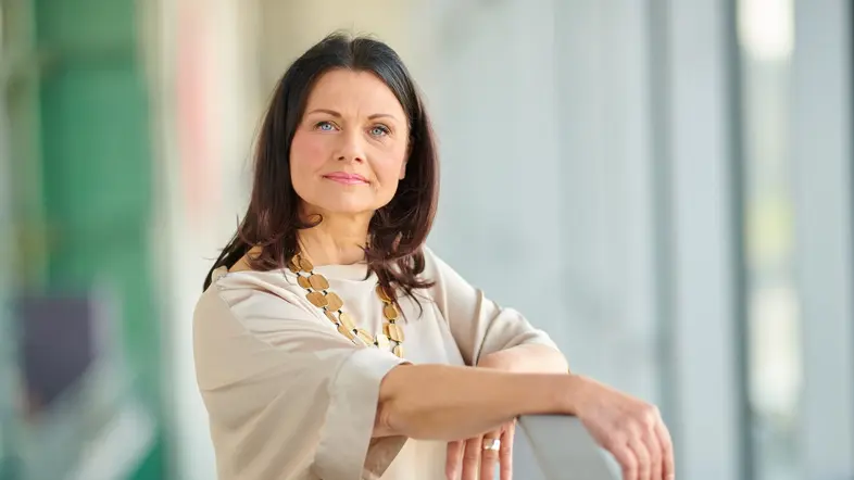 Gitta Connemann lehnt an einem Geländer