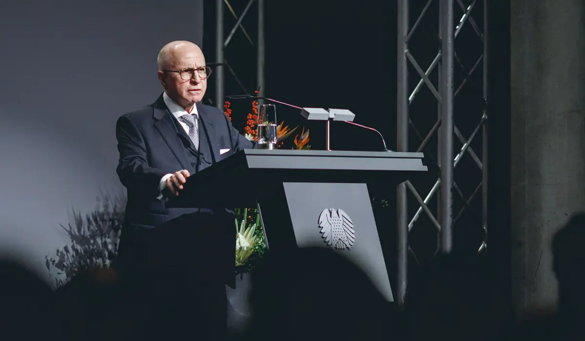 Mark Dainow am Rednerpult