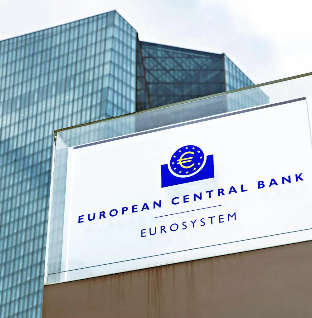 Schriftzug der EZB im Vordergrund, Glasgebäude im Hintergrund