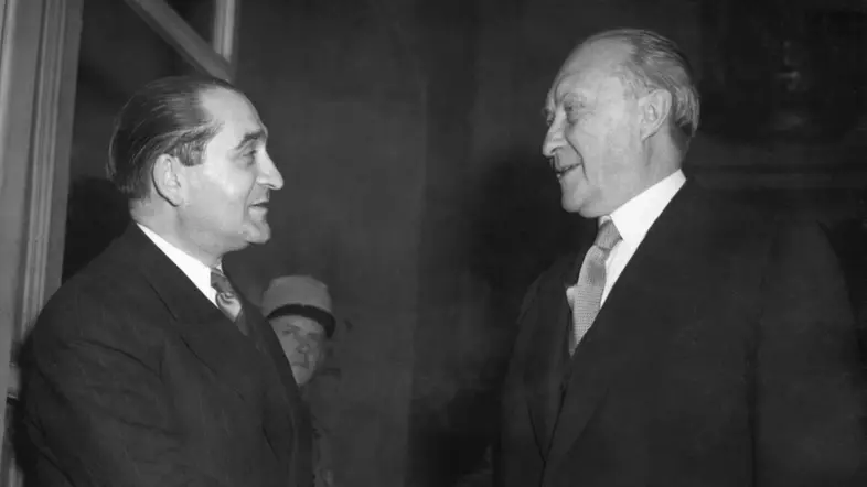 Der französische Ministerpräsident Pierre Mendès France und Bundeskanzler Konrad Adenauer