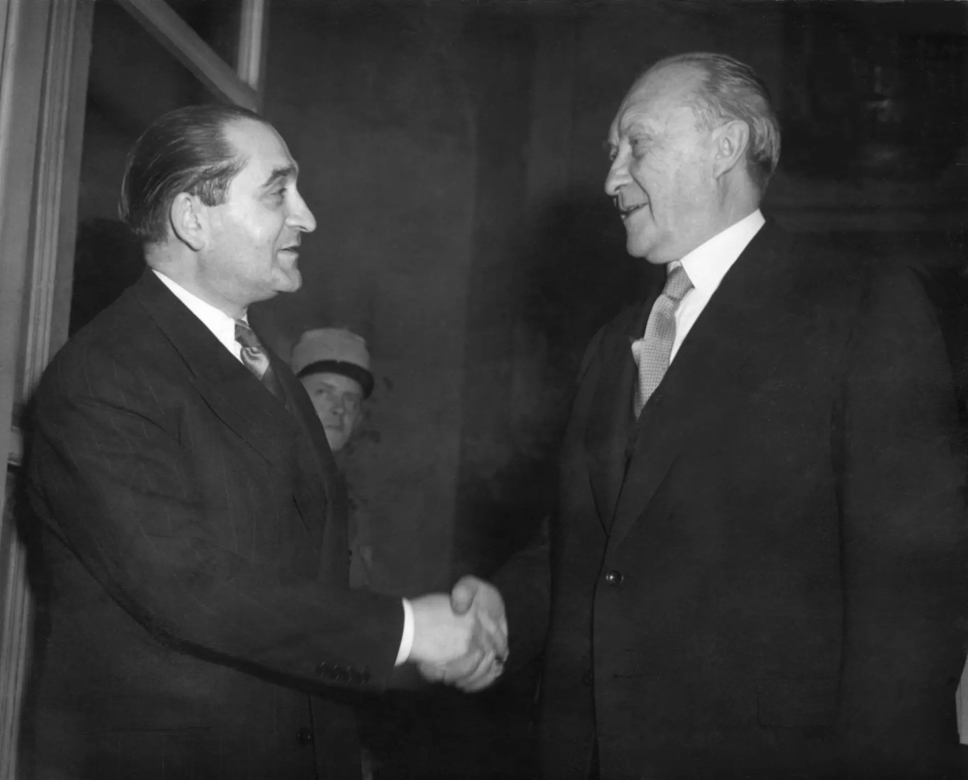 Der französische Ministerpräsident Pierre Mendès France und Bundeskanzler Konrad Adenauer 1954 in Paris Der französische Ministerpräsident Pierre Mendès France und Bundeskanzler Konrad Adenauer