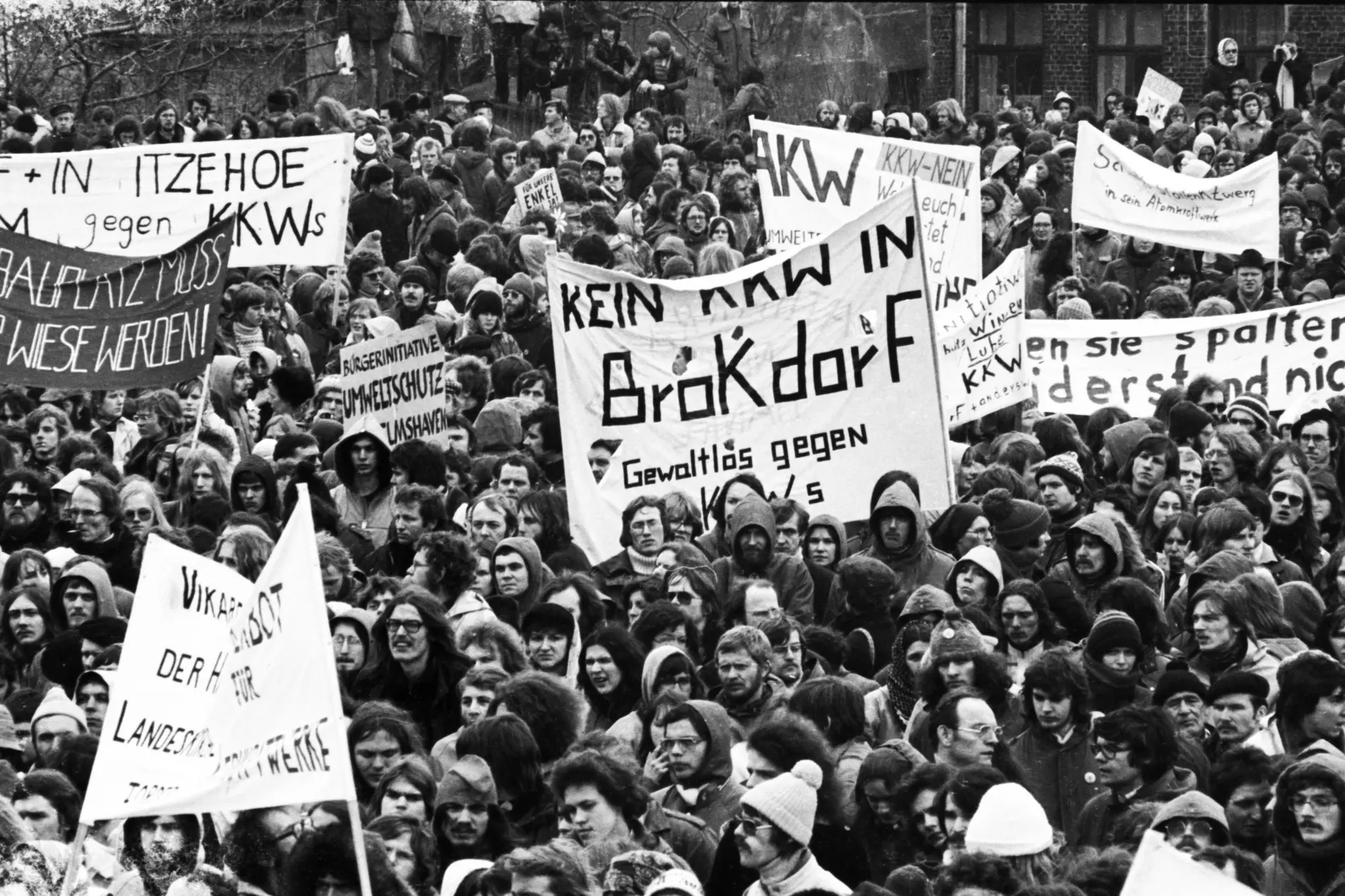 Mehr als 20.000 Atomkraftgegner demonstrieren am 19.02.1977 in Itzehoe gegen ein Atomkraftwerk in Brokdorf.