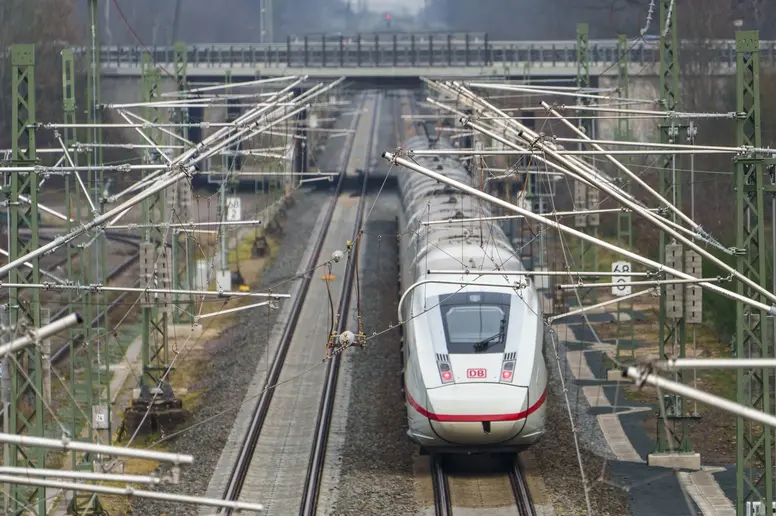 Ein ICE rollt auf der Riedbahnstrecke Richtung Frankfurt.