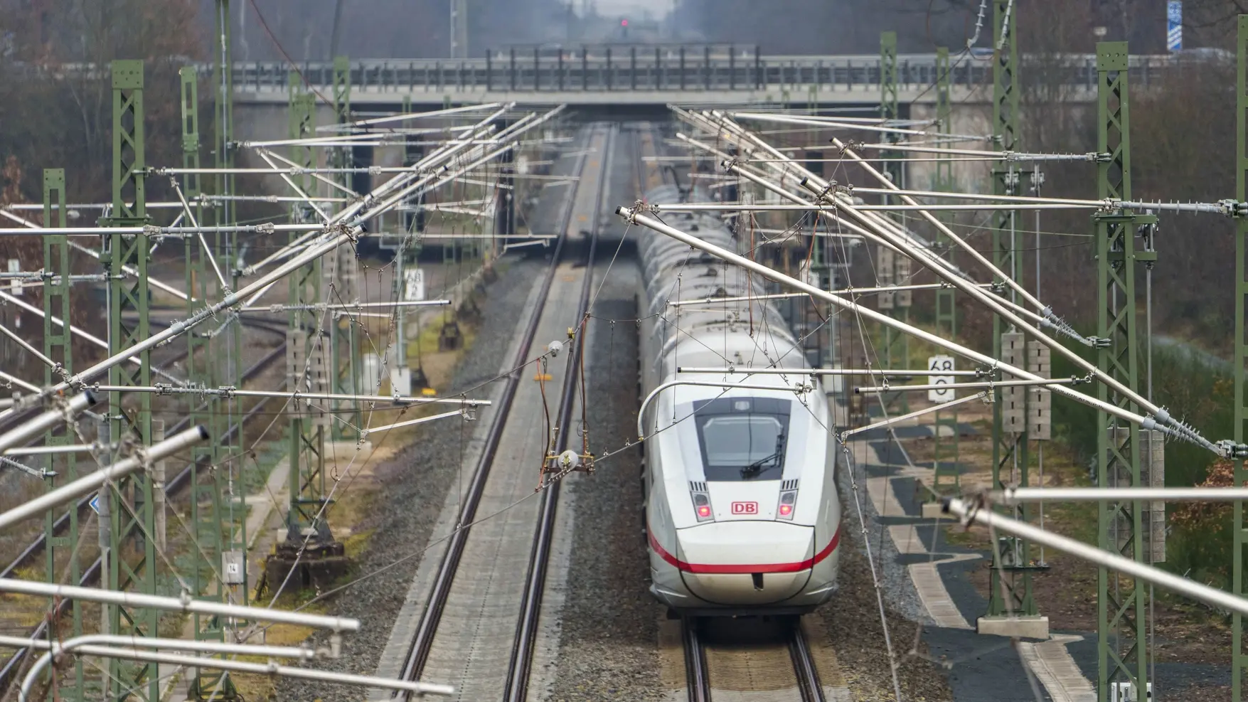 Ein ICE rollt auf der Riedbahnstrecke Richtung Frankfurt.