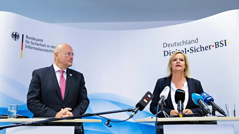 Bundesinnenministerin Nancy Faeser im August 2022 mit BSI-Chef Arne Schönbohm.